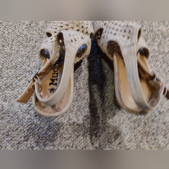 Adorable Mudd sandals. Adjustable strap Light beige in color. Size 8 - Picture 3 of 4